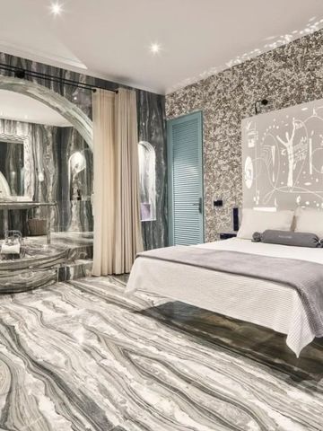 Opulentes Zimmer mit Marmorboden und luxuriöser Einrichtung in neutralen Tönen