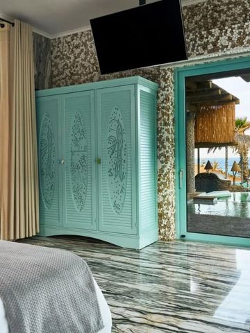 Luxuriöses Hotelzimmer mit Blick auf das Meer durch große Terrassentüren