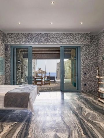 Geräumiges Hotelzimmer mit modernem Interieur und Meerblick