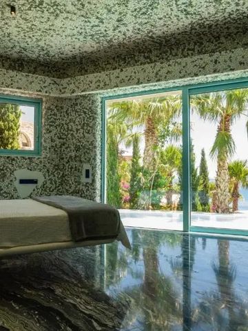Hotelzimmer mit Panoramafenstern, üppiger grüner Gartenlandschaft