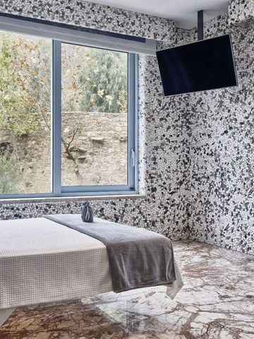 Gemütliches Hotelzimmer mit großen Fenstern und Blick auf die Natur