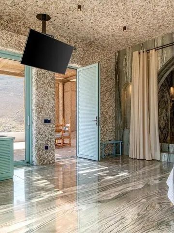 Hotelzimmer mit stilvollem Interieur und Blick auf die Terrasse