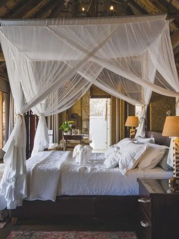 Helles Zimmer mit Himmelbett und natürlichem Licht