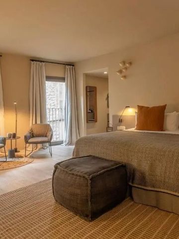 Geräumiges Zimmer mit Sitzbereich und sanften Erdtönen