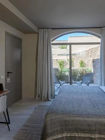 Helles Zimmer mit großer Fensterfront und Balkonblick