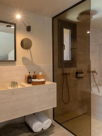 Modernes Badezimmer mit eleganter Dusche und stilvollem Design