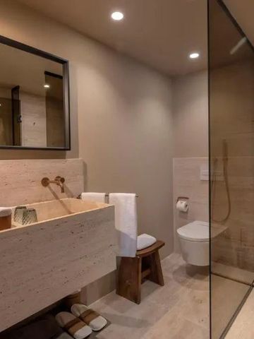 Design-Badezimmer mit moderner Ausstattung und klaren Linien