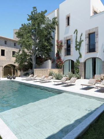 Infinity-Pool mit Liegestühlen und historischen Gebäuden im Hintergrund