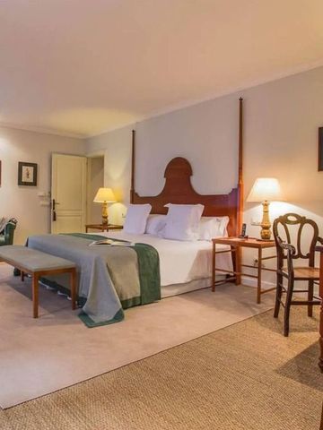 Gemütliches Zimmer mit großen Fenstern und eleganter Einrichtung im Hotel Can Cera.