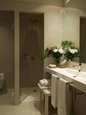 Modernes Badezimmer mit Regendusche und üppigen Pflanzen