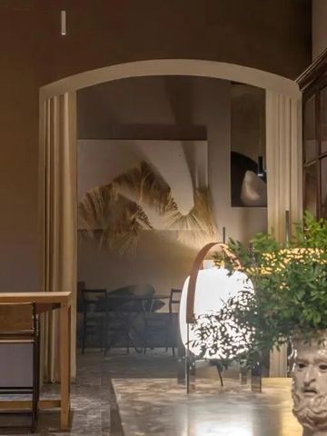 Eleganter Lounge-Bereich mit stilvoller Dekoration und Pflanzen