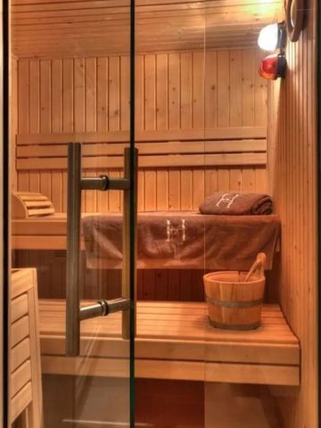 Sauna mit Holzvertäfelung und traditionellen Elementen