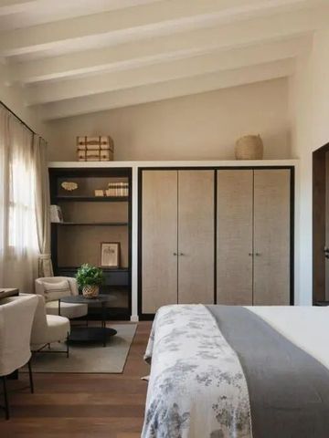 Komfortables Schlafzimmer mit Holzelementen und eleganter Dekoration