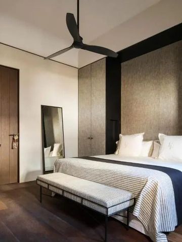 Modernes Schlafzimmerdesign mit eleganten Akzenten und neutralen Tönen