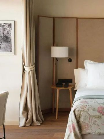 Gemütliches Gästezimmer mit eleganter Einrichtung und natürlichem Licht