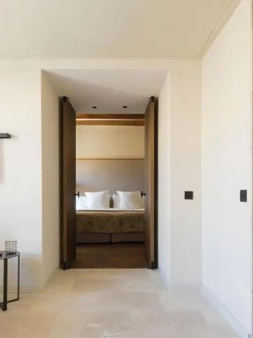 Modernes Bad in hellem Design mit Zugang zum Schlafzimmer