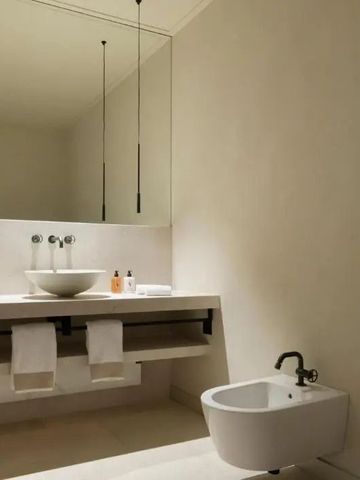 Großes Badezimmer mit Bidet und Doppelwaschtisch
