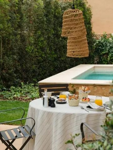 Gartenansicht mit kleinem Pool und gedecktem Tisch