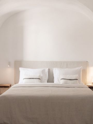 Gemütliches Schlafzimmer in warmen neutralen Tönen mit gewölbter Decke