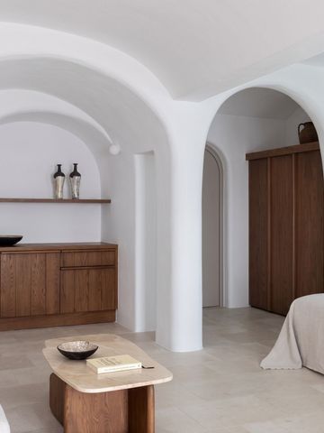 Zimmer mit gewölbtem Design und stilvollen Holzmöbeln
