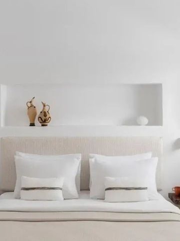 Minimalistisches Schlafzimmer mit modernem Dekor und stilvoller Bettwäsche