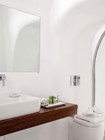 Zeitgemäßes Badezimmer-Design mit spiegel-glatter Duschkabine und modernen Armaturen.
