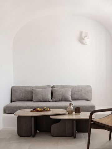 Elegantes, minimalistisches Wohnzimmer mit weißen Wänden und Sofas