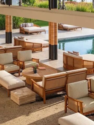 Offene Lounge mit Poolblick und eleganten Möbeln für eine entspannte Atmosphäre