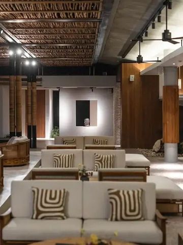 Stilvolle Lobby mit moderner Architektur und eleganter Sitzgelegenheit
