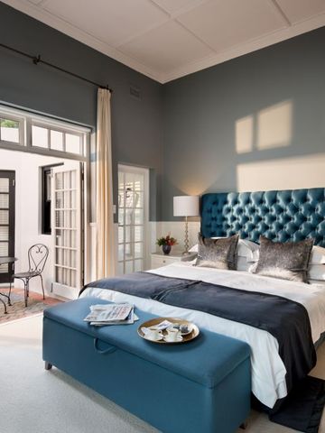 Elegantes Schlafzimmer mit einem Kingsize-Bett und Zugang zu einer privaten Terrasse.
