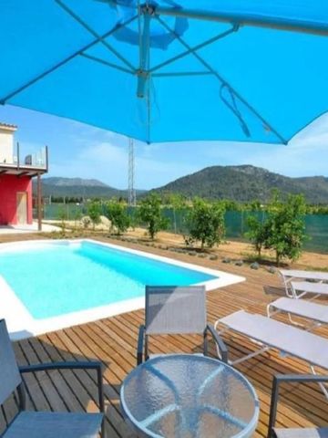 Moderner Pool mit Sonnenschirmen und Bergblick