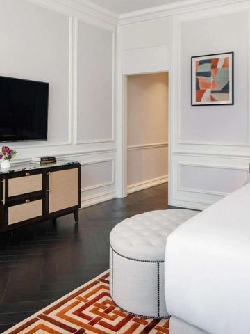 Elegantes Zimmer im Cape Grace Hotel mit modernem Design und großen TV.