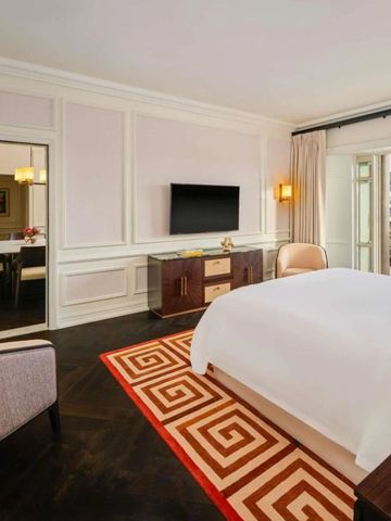 Geräumiges Zimmer im Cape Grace Hotel mit Zugang zu einem Balkon und eleganter Einrichtung.