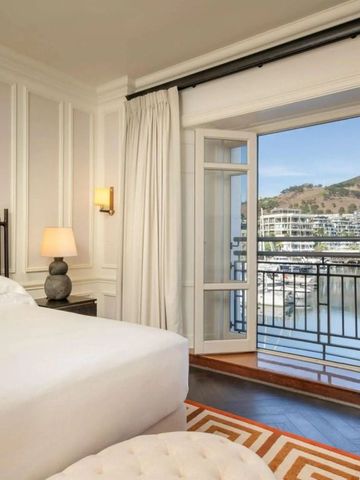 Elegantes Schlafzimmer mit Blick auf die Marina durch große Fenster
