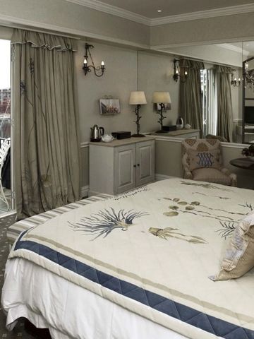 Schlafzimmer mit Balkon und Aussicht auf das Wasser