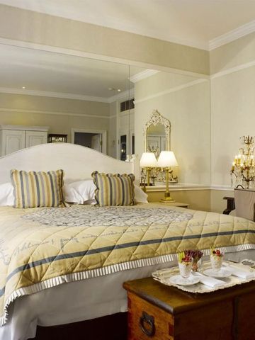 Klassisches Schlafzimmer in sanften Farbtönen mit stilvollen Details