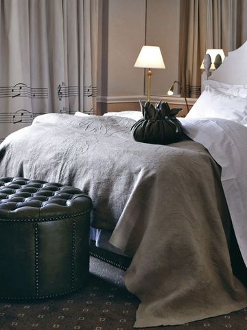 Gemütliches Schlafzimmer mit edlen Stoffen und indirekter Beleuchtung