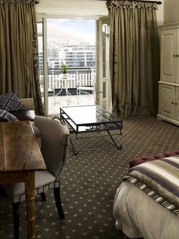 Zimmer im traditionellen Stil mit Zugang zu einem Balkon