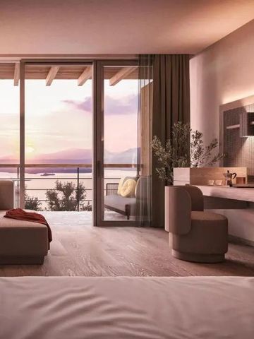 Zimmer mit großer Fensterfront und Blick auf Sonnenuntergang
