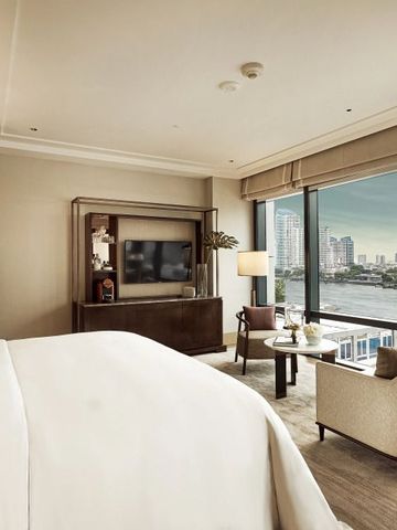 Geräumiges Zimmer mit Flussblick und Stadtpanorama.