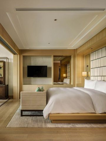 Elegantes Schlafzimmerdesign mit modernen Holzelementen und TV.