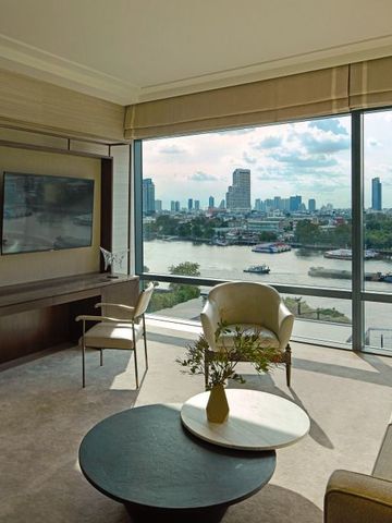 Wohnbereich mit großen Fenstern und spektakulärem Flussblick im Capella Bangkok.