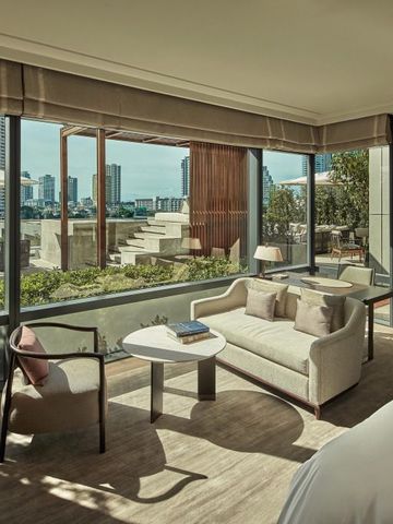 Luxuriöses Zimmer mit Panoramablick auf den Fluss und moderne Einrichtung