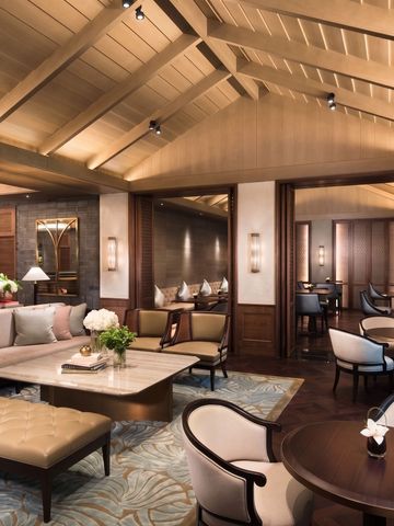 Luxuriöse Lounge mit stilvollen Sitzbereichen und gemütlicher Atmosphäre im Hotel.