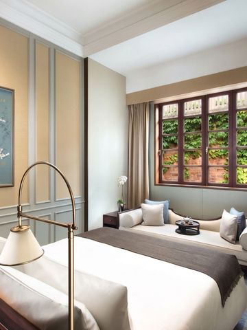 Elegantes Hotelzimmer mit großem Fenster und Tagesbett