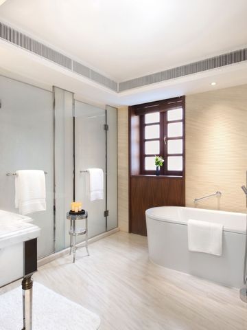 Modernes Badezimmer mit Badewanne und Regendusche