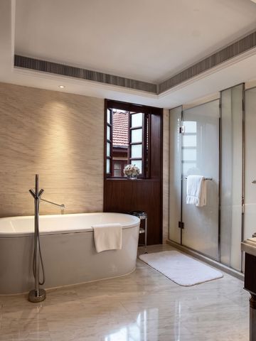 Geräumiges Badezimmer mit freistehender Badewanne