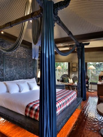 Prächtiges Schlafzimmer mit Baldachinbett und exotischem Interieur