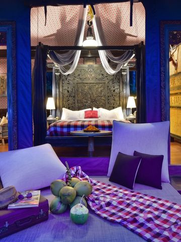 Exotisches Hotelzimmer mit luxuriösen Stoffen und traditionellem Dekor