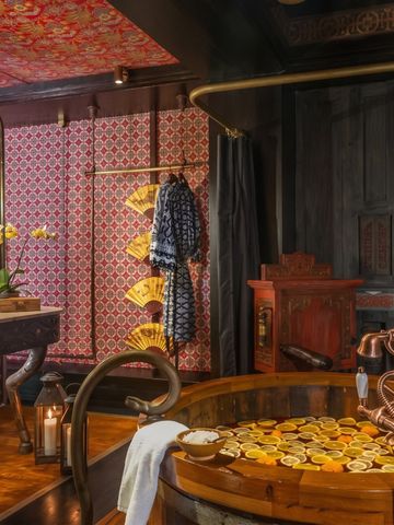 Luxuriöses Badezimmerdesign mit Holzelementen und goldenen Details